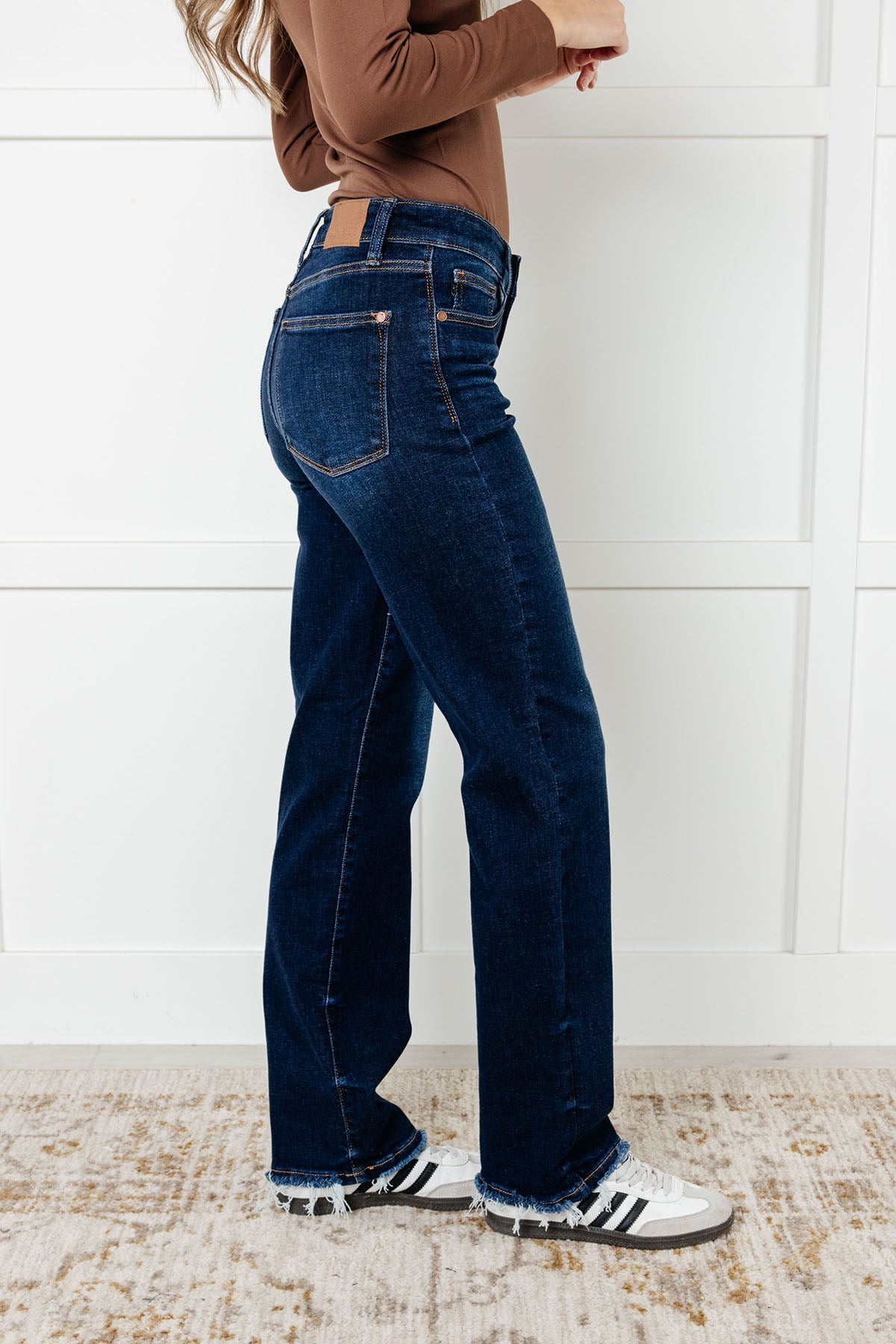 Jacqueline Mid Rise Frayed Hem Straight Leg Jean🩷