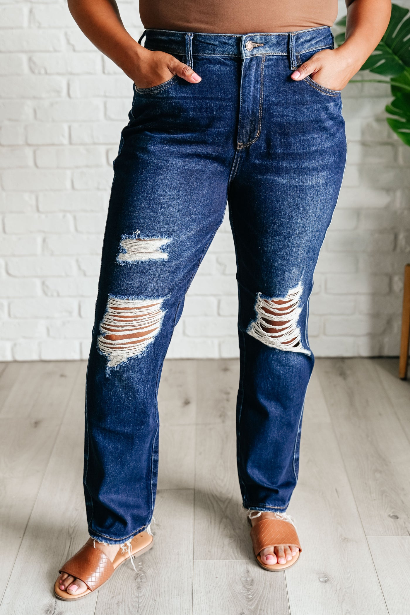 Montana High Rise Rigid Magic Distressed Straight Jeans🩷