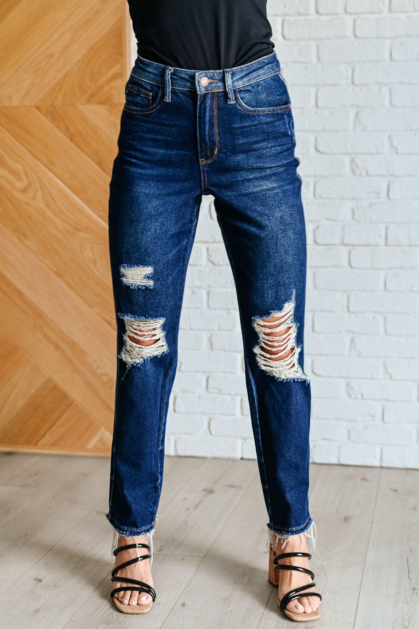 Montana High Rise Rigid Magic Distressed Straight Jeans🩷