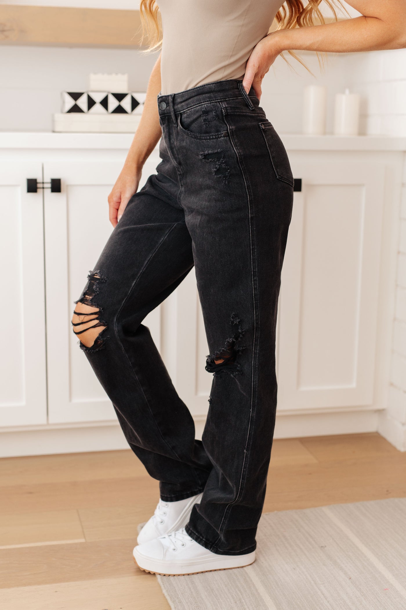 Judy Blue Susannah High Rise Rigid Magic 90's Distressed Straight Jeans in Black🩷